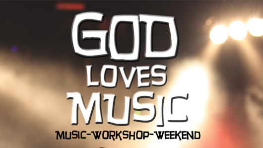 God Loves Music Leuchtende Bühne mit verschwommenen Scheinwerfern und dem Text 'GOD LOVES MUSIC MUSIC-WORKSHOP-WEEKEND' in großer Schrift
