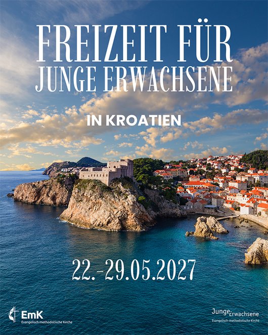 Freizeit für Junge Erwachsene in Kroatien Blick auf eine Küstenstadt mit Felsen und historischen Gebäuden unter blauem Himmel mit Wolken, darüber der Tex 'Freizeit für Junge Erwachsene in Kroatien, 22.-29.05.2027'