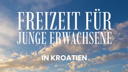 Freizeit für Junge Erwachsene in Kroatien Wolkenhimmel mit weißer Schrift 'Freizeit für Junge Erwachsene in Kroatien'