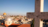 Blick über die Altstadt von Jerusalem mit dem Felsendom links und einem großen Steinkreuz im Vordergrund rechts