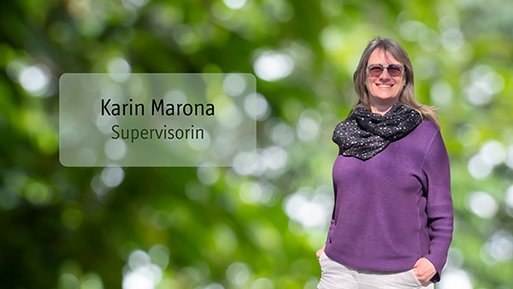 Karin Marona Frau mit Sonnenbrille, lila Pullover und schwarzem Schal steht vor unscharf grünem Hintergrund mit Text 'Karin Marona Supervisorin'.
