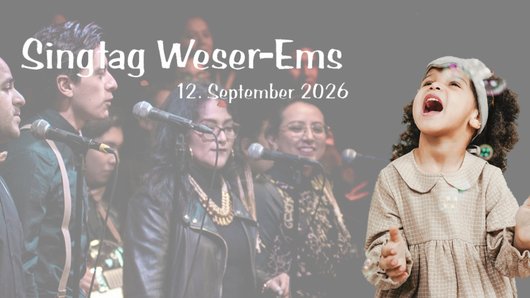 Im Vordergrund steht ein lachendes Kind mit lockigem Haar und einem hellen Kleid, das den Kopf nach oben richtet. Im Hintergrund sind mehrere Menschen zu sehen, die vor Mikrofonen stehen und singen. Links oben befindet sich weißer, klar lesbarer Text: 'Singtag Weser-Ems' und darunter '12. September 2026'. Der Hintergrund ist grau und die Szene wirkt wie eine Collage aus zwei unterschiedlichen Motiven.