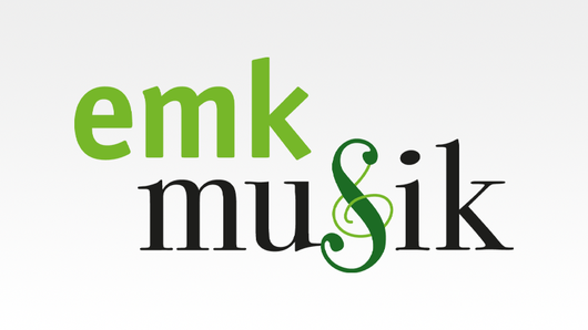 Das Bild zeigt das Logo von emk musik. Der Buchstabe "m" in "musik" ist mit einem geschwungenen Element gestaltet, das an einen Notenkopf erinnert. Die Buchstaben "emk" sind grün, der Rest des Logos schwarz.